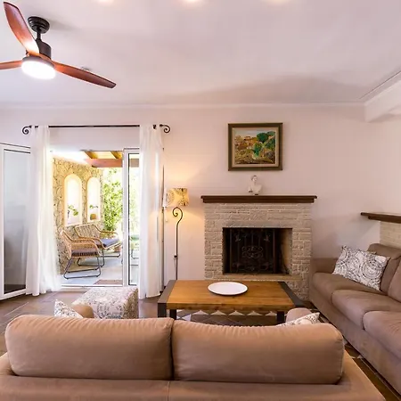 Βίλα St Nicholas House With Private Heated Pool Δασιά